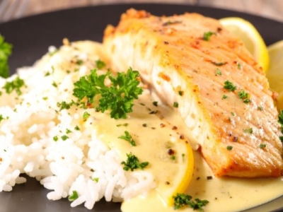 Saumon rôti, sauce crémeuse au yuzu et légumes croquants